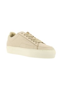 Beige leren sneakers met een gladde textuur, een ronde neus en een platte witte rubberen zool. Voorzien van bijpassende veters en minimalistische branding.