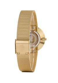 Montre avec un bracelet en maille dorée, boîtier rond, dos transparent et fermoir à charnière. La texture est finement tissée, offrant une apparence élégante.