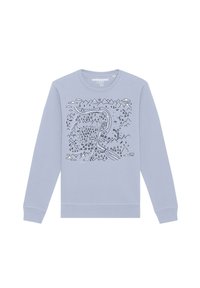 Lichtblauwe sweatshirt met een zwarte lijntekening van bergen, bomen, wolken en een kronkelige weg. Klassieke ronde hals en lange mouwen.