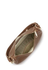 Borsa a tracolla in pelle marrone con chiusura a zip, texture liscia e hardware in tonalità oro. L'interno presenta un rivestimento in tessuto beige.