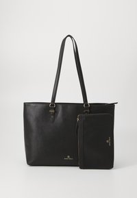 Schwarze synthetische Tragetasche mit zwei langen Griffen, goldenen Hardware-Details und einem abnehmbaren Reißverschlussbeutel. Dezente Textur und Logo-Design.