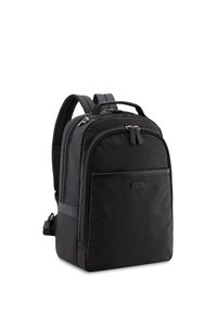 Schwarzer gepolsterter Rucksack mit mehreren Reißverschlussfächern, verstellbaren Schulterriemen und einem Griff oben zum Tragen.