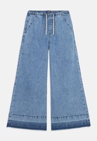Pantalones anchos de mezclilla azul claro con cinturilla elástica y cordón. Presenta dos bolsillos frontales y un dobladillo con una costura en contraste.