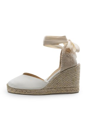 Espadrillas con zeppa con piattaforma beige intrecciata, punta chiusa bianca e laccio beige alla caviglia annodato a fiocco sul retro.