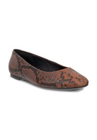 Chaussure plate pour femme à motif peau de serpent marron et noir, bout pointu et talon bas, doublure intérieure noire.