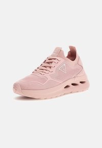 Hellrosa Sportschuhe mit einem strukturierten Mesh-Obermaterial, verstärkter Zehenkappe, integrierten Schnürsenkeln und einer gepolsterten Sohle mit Belüftungslöchern.