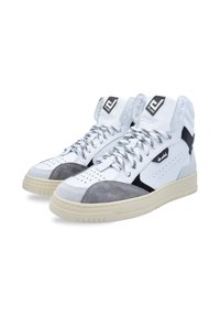Zapatillas altas con parte superior de cuero blanco, acentos de ante gris, detalles en negro y cordones texturizados. Cuentan con un cuello acolchado y punta perforada.