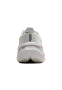 Weiße und pfirsichfarbene Laufschuhe, von hinten betrachtet, mit strukturiertem Sohlen und Fersenschlaufe auf einem schlichten weißen Hintergrund.