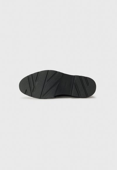 Suola di scarpa nera con una superficie testurizzata, caratterizzata da un motivo a zigzag per una maggiore aderenza. Bordi lisci e design della punta arrotondata.