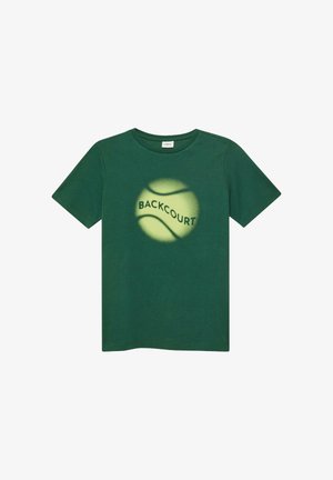 Ciemnozielona koszulka z krótkim rękawem z błyszczącą żółtą grafiką piłki tenisowej i napisem "BACKCOURT" na środku piłki.
