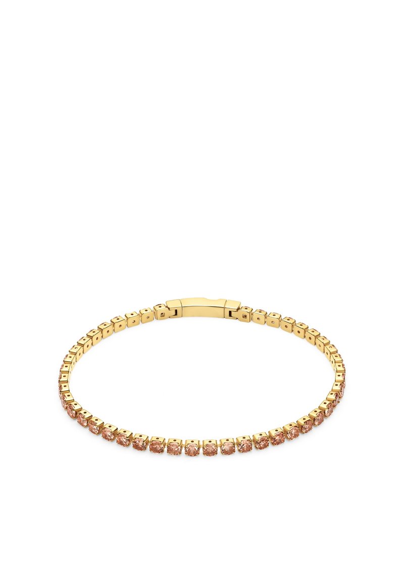 Bracelet doré avec un design flexible, comprenant une ligne de pierres roses montées sur des sertissages carrés et une fermeture à clip sécurisée.