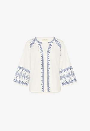 Weiße Bluse mit blauer Stickerei, V-Ausschnitt, dreiviertellangen Ärmeln und aufwendigen Mustern entlang des Ausschnitts und der Ärmel.