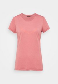Rosa t-shirt med kort ärm och rundad halsringning, med en diskret V-formad blommönster på bröstet, tillverkad av mjukt tyg, uppvisad på vit bakgrund.