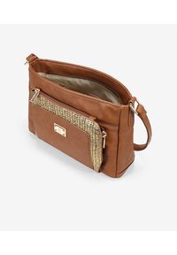 Bolso de hombro de cuero marrón con un bolsillo con cremallera de patrón dorado texturizado. Cuenta con un amplio compartimento principal y una correa ajustable.