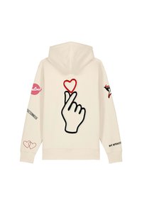 Haut à capuche crème avec une main faisant un geste de cœur avec les doigts et un cœur rouge au-dessus ; des lèvres rouges et des designs de texte sur les manches.