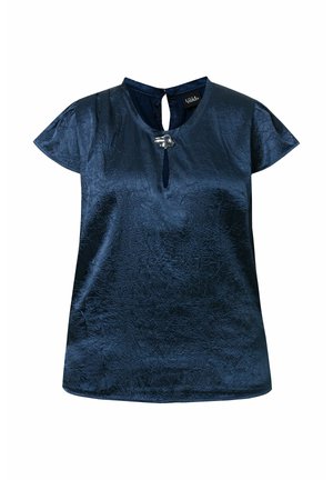 Marineblå kortærmet bluse med krøllet tekstur, rund halsudskæring, nøglehulssnit og sølvfarvet dekorativ spænde foran.