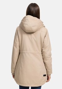 Manteau long beige avec une capuche, présentant une taille cintrée et des poignets côtelés. Fabriqué à partir d'un tissu lisse, il a une texture subtile et un détail de marque.