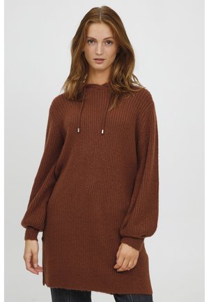 Brauner gerippter Strickpullover mit Kapuze, ausgestattet mit einem Kordelzug und weiten Ärmeln, die bis zur Mitte des Oberschenkels reichen. Strukturierter Stoff mit seitlichen Schlitzen.