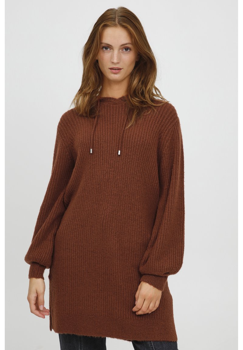 Maglione marrone a coste con cappuccio, dotato di coulisse e maniche ampie, che arriva fino a metà coscia. Tessuto testurizzato con aperture laterali.