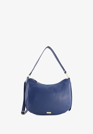 Blauwe leren handtas met een gebogen vorm, een enkele schouderriem en gouden hardware. Bevat een ritsluiting en een gestructureerd oppervlak.
