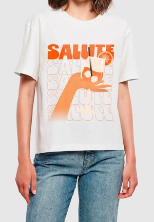 Biała koszulka z pomarańczową grafiką dłoni trzymającej kieliszek koktajlowy oraz powtarzającym się napisem „SALUTE” pogrubionymi i obrysowanymi literami.