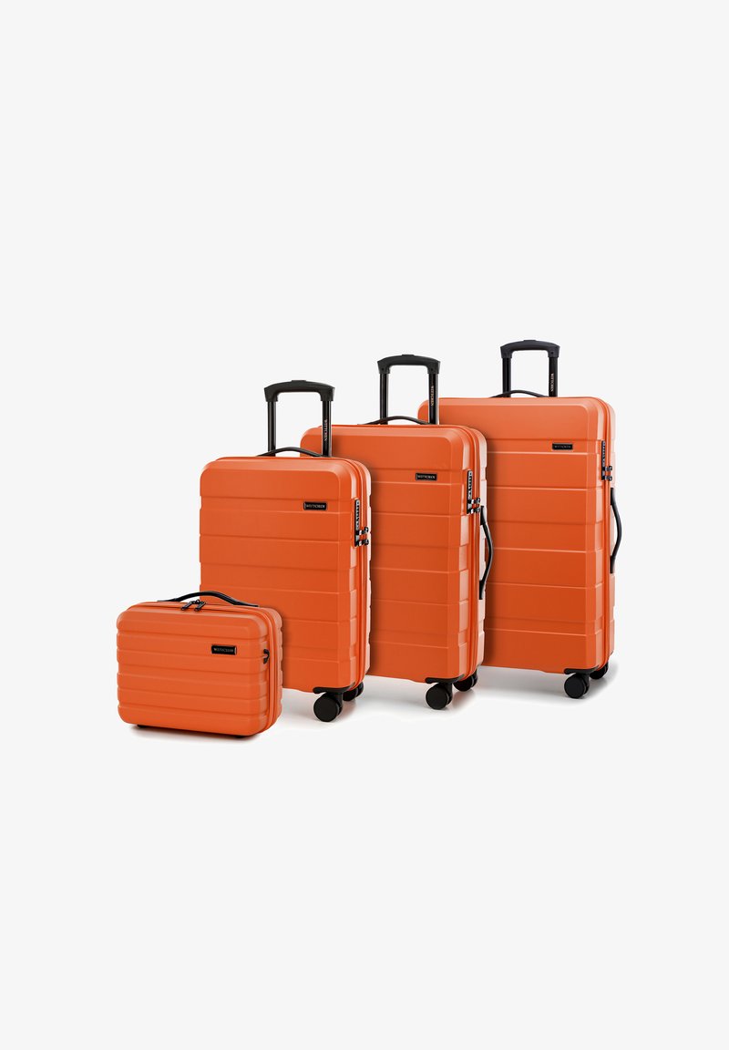 Vier orange Hartschalenkoffer in unterschiedlichen Größen. Jeder hat ein geripptes Design, ausziehbare Griffe, leichtgängige Räder und schwarze Akzente.