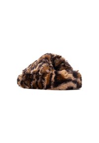 Zapatillas de felpa que presentan un patrón de piel de leopardo en tonos marrones y negros, con un exterior suave y texturizado y forma redondeada.