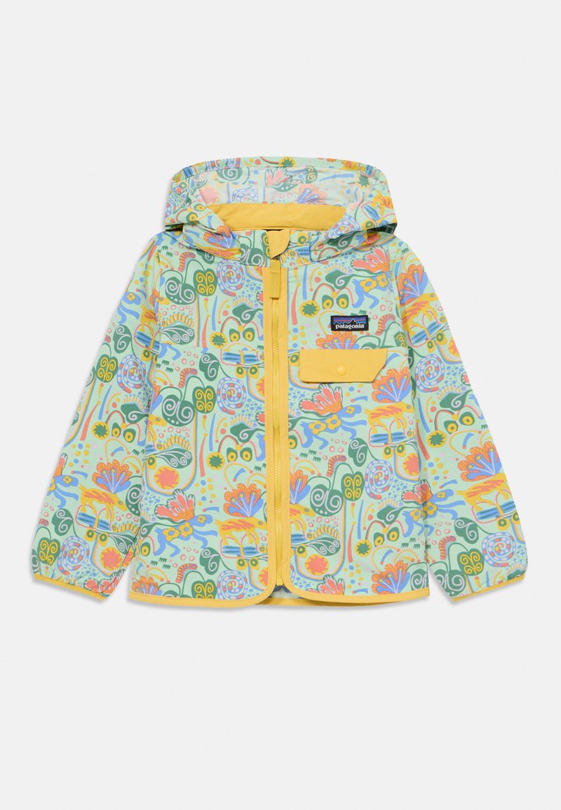 Viegls lietus mēteles apģērbs ar kapuci pasteļzaļā krāsā, dekorēts ar ziedu rakstiem dzeltenā, rozā un zilā krāsā; tam ir dzeltena krūšu kabata un rāvējslēdzējs.