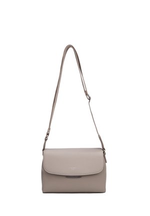 Sac bandoulière en cuir beige avec fermeture à rabat et sangle d'épaule réglable, design minimaliste, petit logo argenté sur le devant.