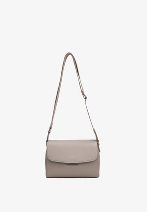 Borsa a tracolla in pelle beige con chiusura a patta e tracolla regolabile, design minimalista, piccolo logo argento sul davanti.