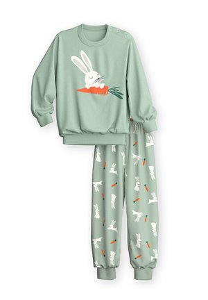 Lichtgroene kinderslaapset met een slapende witte konijn die een oranje wortel vasthoudt op het shirt en konijn- en wortelpatronen op de broek.