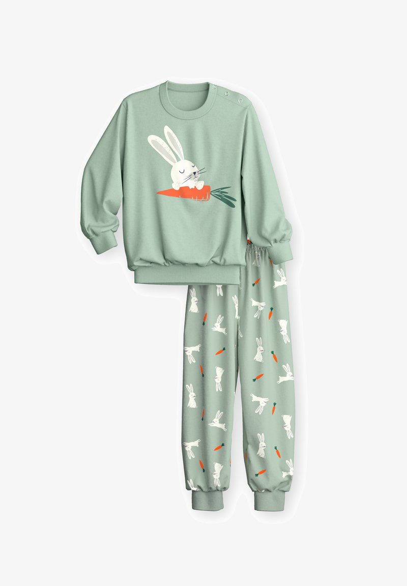 Ensemble de pyjama pour enfants vert clair avec un lapin blanc endormi tenant une carotte orange sur le haut et des motifs de lapins et de carottes sur le pantalon.