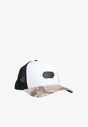 Weiße und schwarze Mesh-Baseballkappe mit einem beigen digitalen Camouflage-Schirm und einem rechteckigen "BLACKSKIES PRO" Logo-Patch auf dem Frontpanel.
