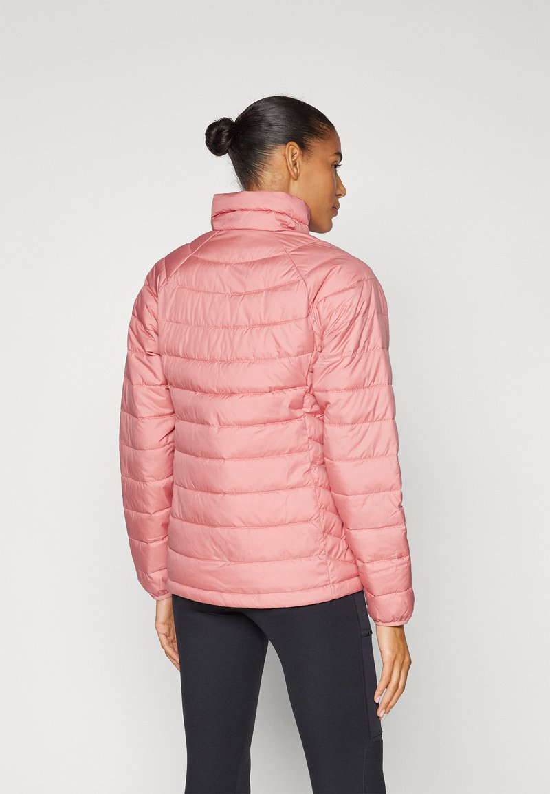Giacca a vento rosa con colletto alto, caratterizzata da una texture trapuntata, maniche lunghe e una vestibilità morbida. Il materiale sembra leggero e liscio.