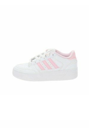 Sneakers blancs avec des accents roses, en cuir lisse. Présentent trois rayures roses, un bout arrondi et une semelle blanche texturée. Design à lacets.
