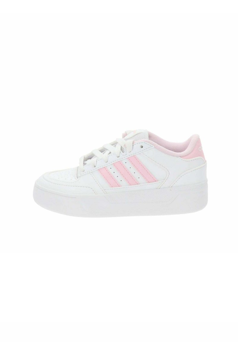 Sneaker bianco con dettagli rosa, realizzata in pelle liscia. Presenta tre strisce rosa, punta arrotondata e suola bianca texturizzata. Design con lacci.