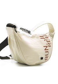 Bolso cruzado de nylon beige con correa negra, que presenta el texto impreso "RUN JUPITER" en marrón, textura suave y un pequeño detalle de logo cuadrado.