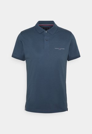 Granatowa koszulka polo z bawełny, z tradycyjnym kołnierzykiem, krótkimi rękawami, zapięciem na trzy guziki oraz małym haftowanym logo na piersi.