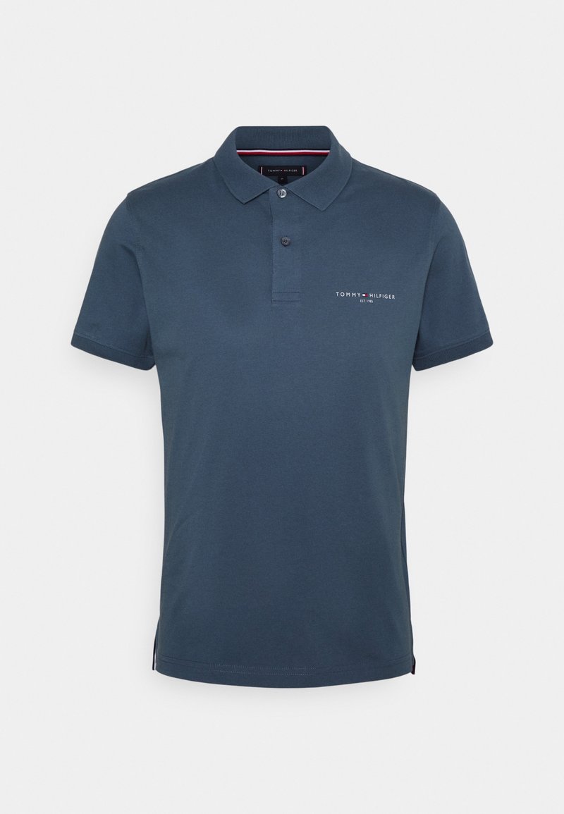 Mörkblå polo skjorta i bomull, med en traditionell krage, korta ärmar, treknappars stängning och en liten broderad logotyp på bröstet.