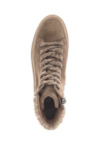 Braune Wildleder-Stiefelette mit geflochtenen, mehrfarbigen Schnüren, weichem Innenfutter und einem seitlichen Reißverschluss. Runde Zehenpartie und strukturierte Lederakzente.