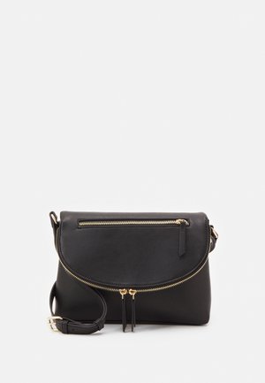 Sort læder crossbody-taske med guld lynlåse, justerbar rem, lynlåslomme foran og rundet klaplåg design på hvid baggrund.