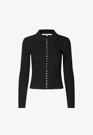 Cardigan long à manches longues en noir côtelé avec un col pointu et une rangée verticale de petits boutons ronds en argent le long de l'avant.