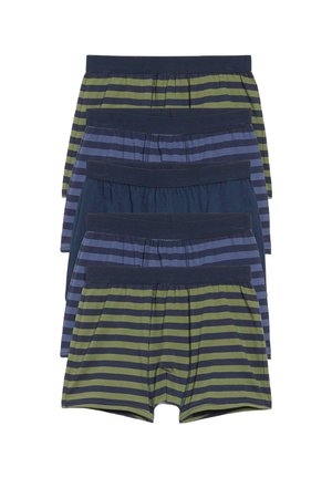 Quatre paires de boxers, présentant différents motifs rayés dans des tons de bleu et de vert, avec des ceintures élastiques et une texture douce.