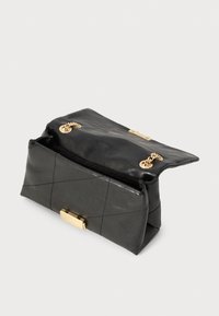 Schwarze Ledertasche mit strukturiertem Finish, gefaltetem Design, vergoldeter Hardware und quadratischem Verschluss. Verfügt über diamantförmige Stickerei.