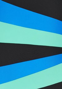 Färgglad tyg med vågor av ljusblått, mörkblått och mintgrönt mot en svart bakgrund. Slät textur, grafiskt mönster.