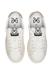 Sneaker bianche in pelle con texture liscia, lacci piatti e un'applicazione metallica sul tallone. Presenta un logo stampato sulla soletta e sulla linguetta.