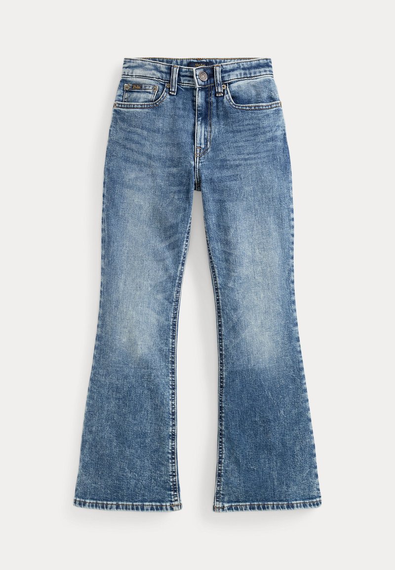 Μπλε τζιν παντελόνια denim με ελαφρώς ελαφρώς φανταχτερά πόδια, μπροστινές τσέπες, θηλιές ζώνης και κούμπωμα με κουμπί, επίπεδης τοποθέτησης σε λευκό φόντο.