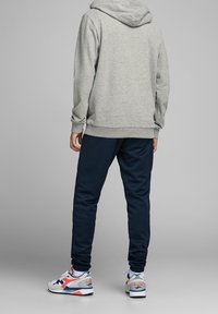 Jack & Jones Felpa con cappuccio - light grey