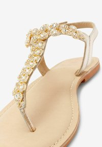 Next FOREVER COMFORT® JEWEL TOE POST SANDALS - Sandale cu baretă între degete - gold