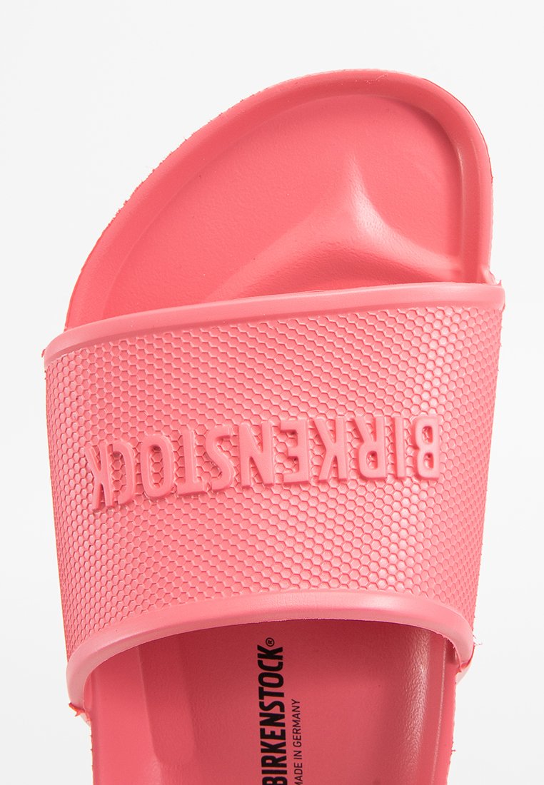 Rosa Gummi-Rutschsandalette mit strukturiertem Riemen mit eingeprägtem Logo, glattem Fußbett und abgerundeter Zehenpartie. Entworfen für Komfort und lässiges Tragen.